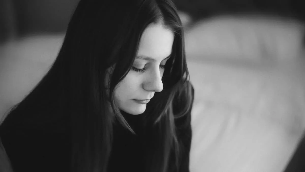 Аноргазмия: почему нет оргазма и что делать. A woman sitting on a couch using a cell phone Фото: Vitaliy Shevchenko, Unsplash