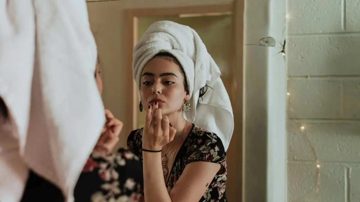 Девственная плева и девственность: факты о гимене. woman putting makeup in front of mirror Фото: kevin laminto, Unsplash