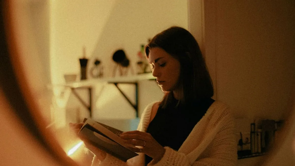 Интимное здоровье женщины. woman in white sweater using tablet computer Фото: Finde Zukunft, Unsplash