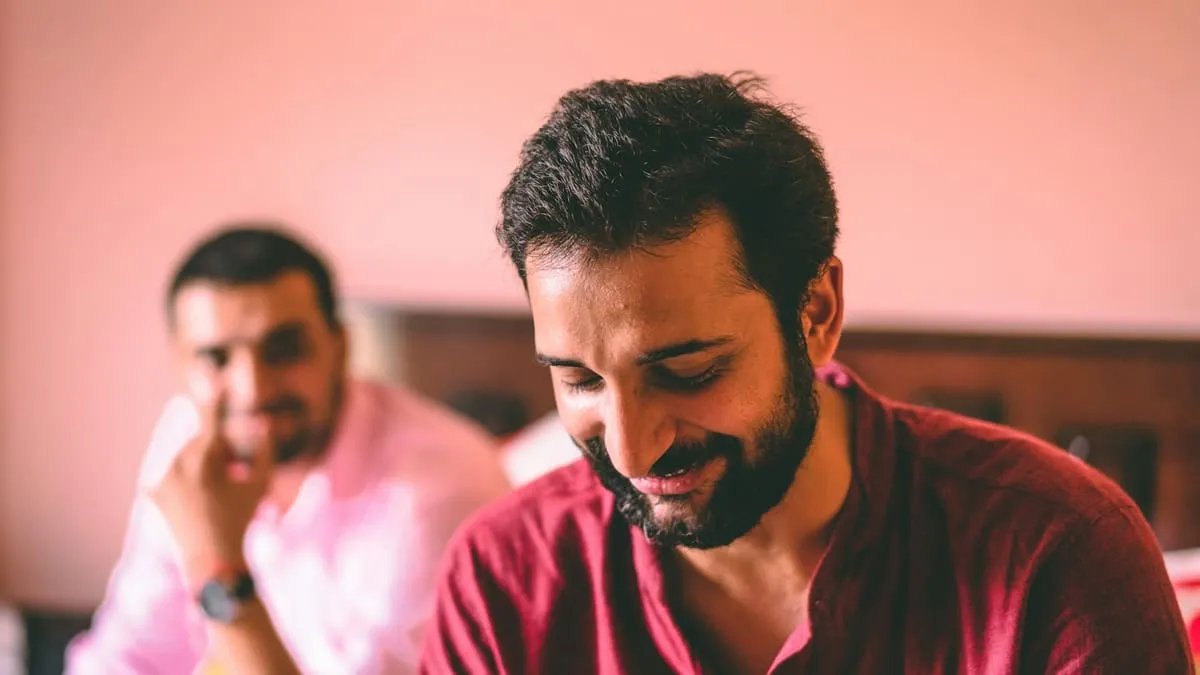 Как сказать мужу, что не хочу, и не обидеть. man in red crew neck shirt sitting beside woman in white shirt Фото: Ashwini Chaudhary(Monty), Unsplash
