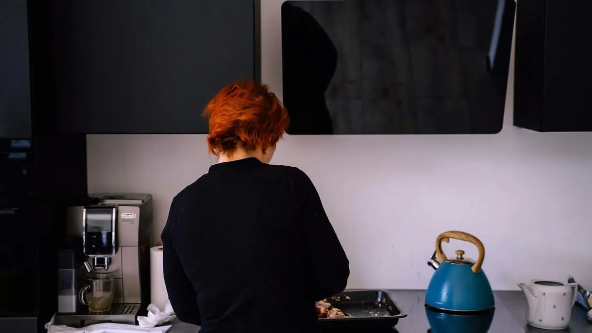 Пропало желание к мужу: почему и как снова захотеть. man in black shirt standing in front of kitchen sink Фото: Michal Balog, Unsplash
