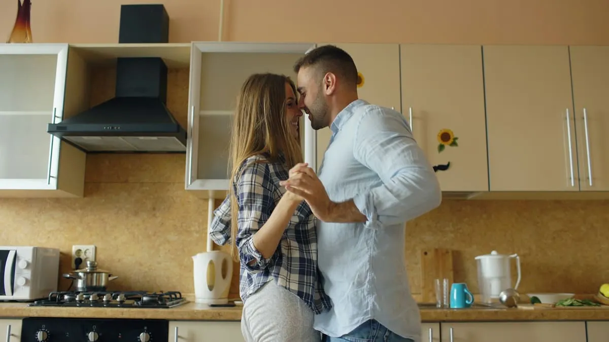 Как вернуть страсть в отношения с мужем. Couple dancing and kissing in a kitchen Фото: Vitaly Gariev, Unsplash