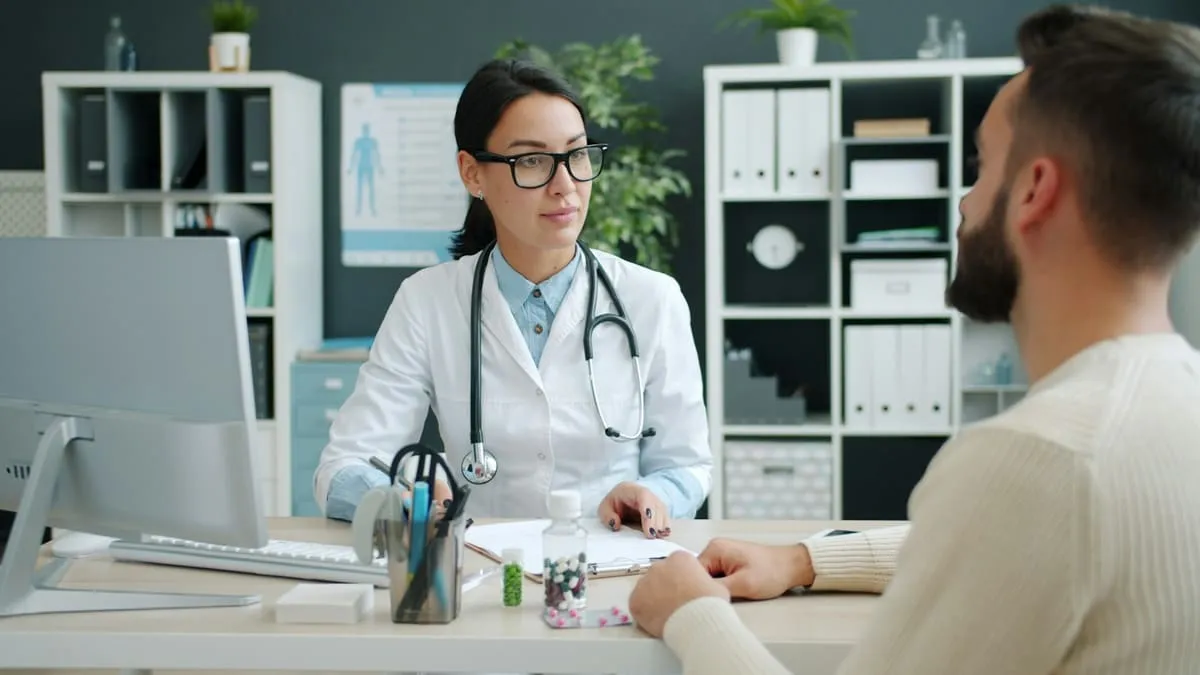 Какой гормон отвечает за женское желание и какие анализы нужны. Doctor consults with patient in medical office Фото: Vitaly Gariev, Unsplash