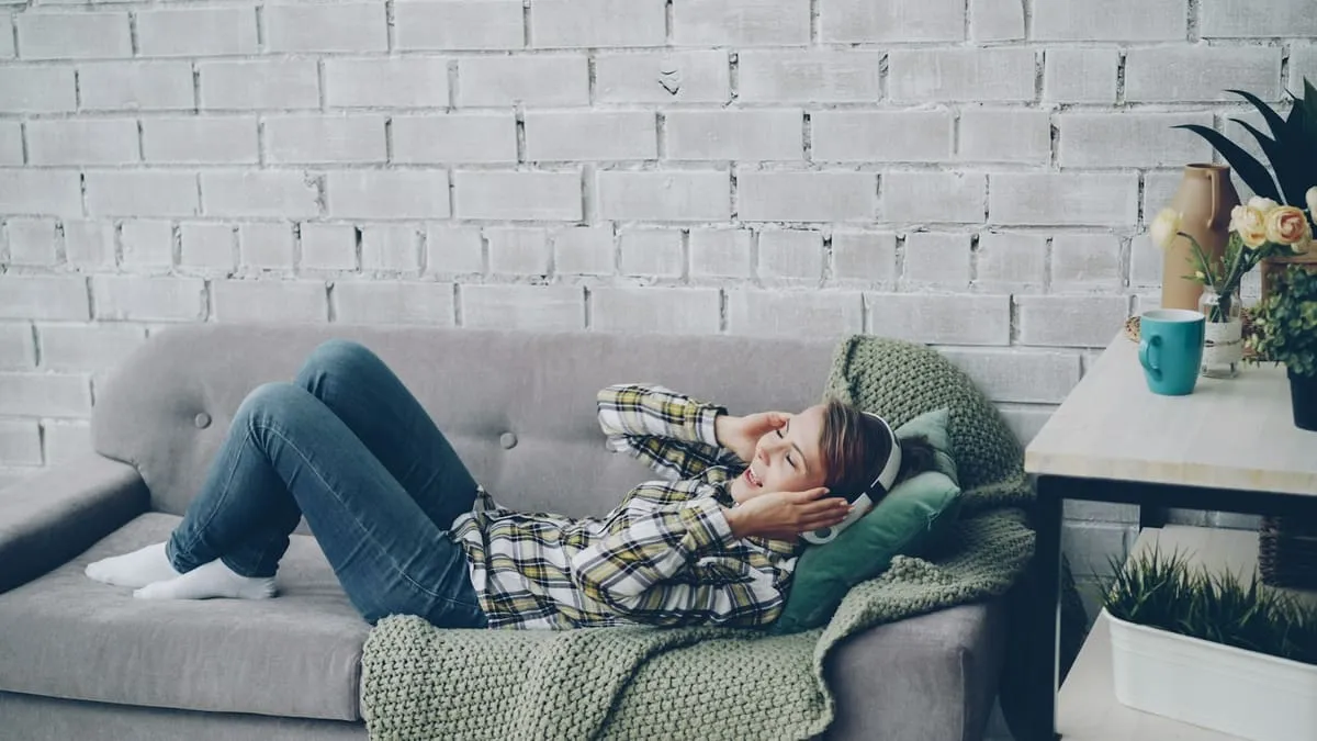 Отзывчивое желание: модель Бассон и почему «не хочется само». Woman relaxing on a sofa with hands behind head Фото: Vitaly Gariev, Unsplash