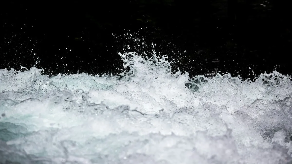 Сквирт: что это с точки зрения физиологии, мифы и норма. macro photograph of water splash Фото: Katie Moum, Unsplash