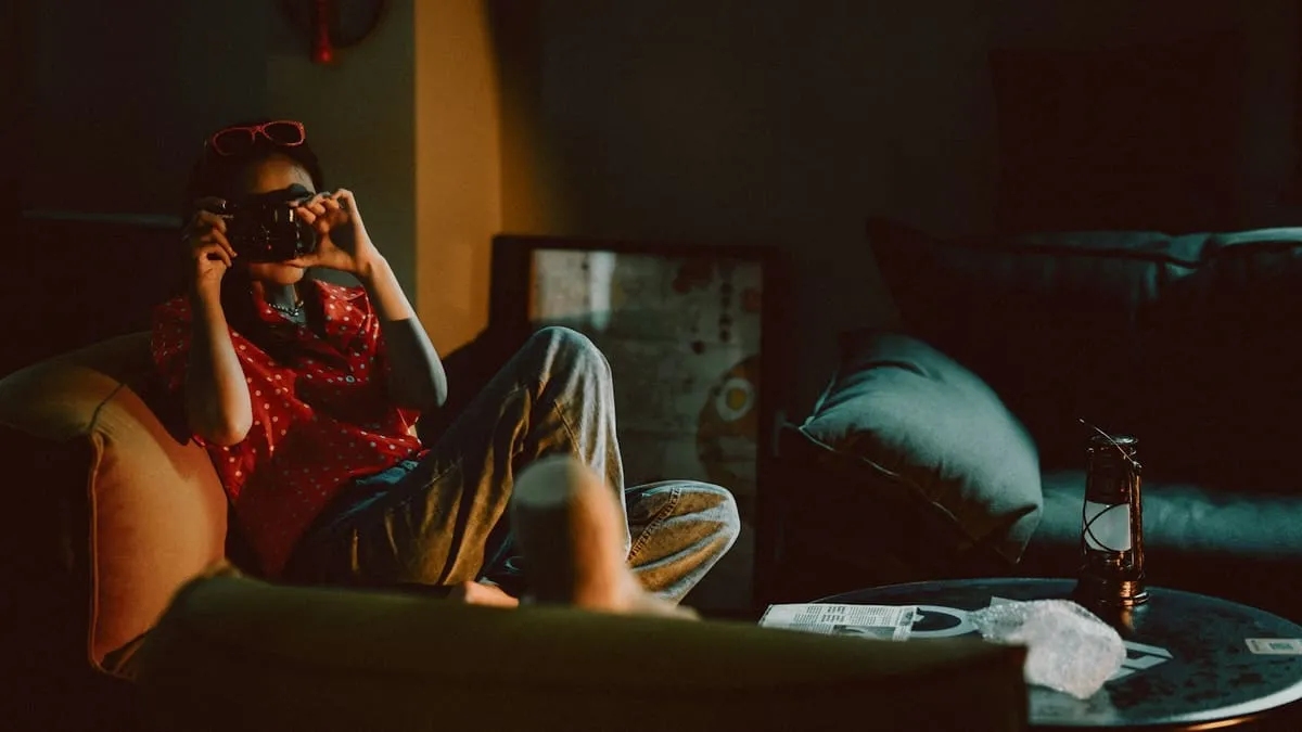 Стоит ли разводиться, если не хочу мужа. Person relaxing on a couch, bathed in sunlight Фото: Sou Jest, Unsplash