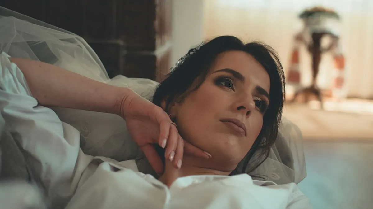 Точка G: где находится и существует ли. woman in white top lying on sofa Фото: Andriyko Podilnyk, Unsplash