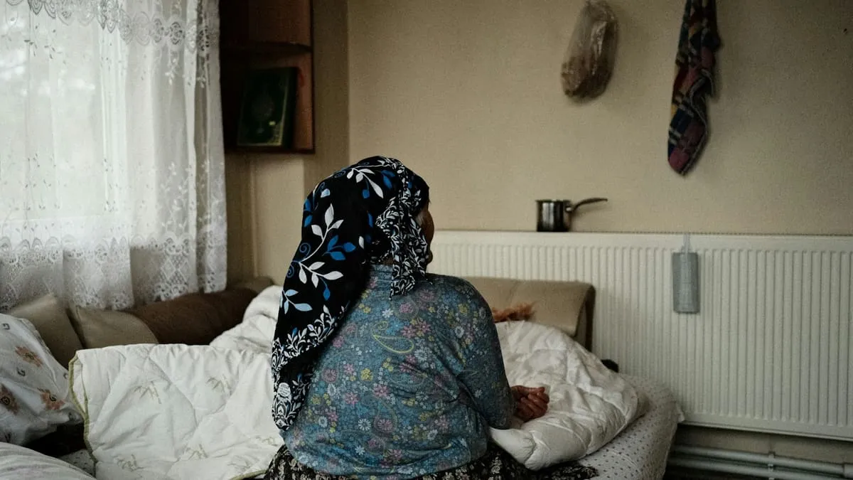 Пропало желание после измены мужа: что происходит и что делать. A woman in a patterned headscarf sitting on a bed Фото: Nisa Yum, Unsplash