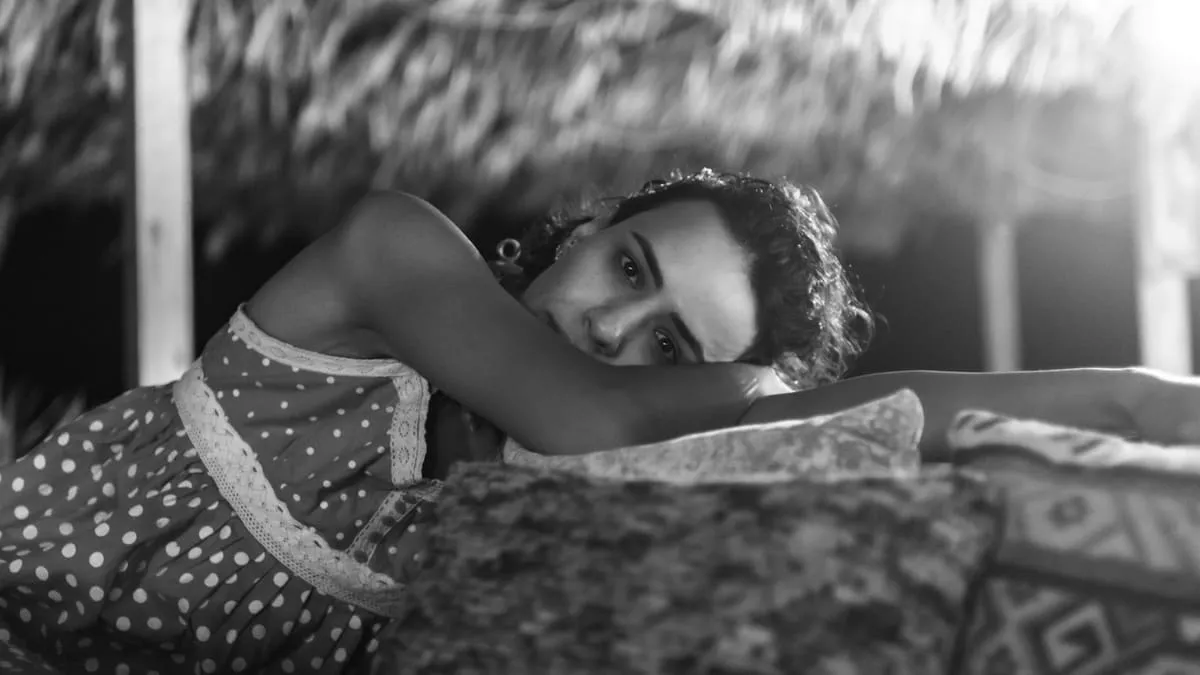 Женский оргазм: как это работает, фазы, мифы и почему не получается. a black and white photo of a woman laying on a bed Фото: Michael Starkie, Unsplash